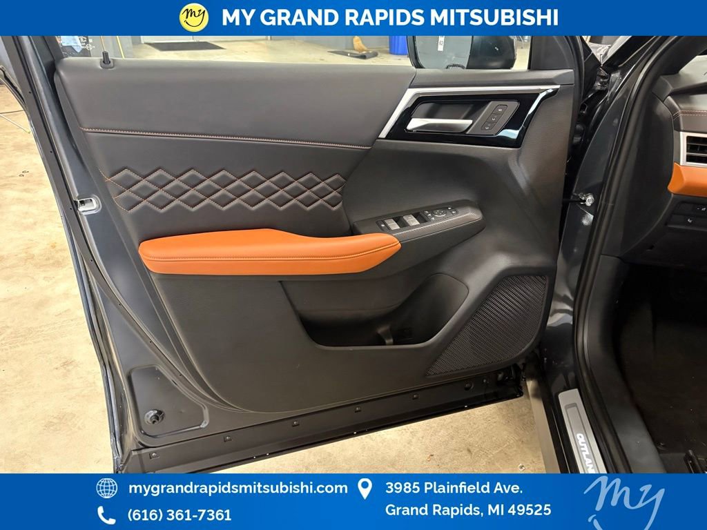 New 2025 Mitsubishi Outlander SEL image 8