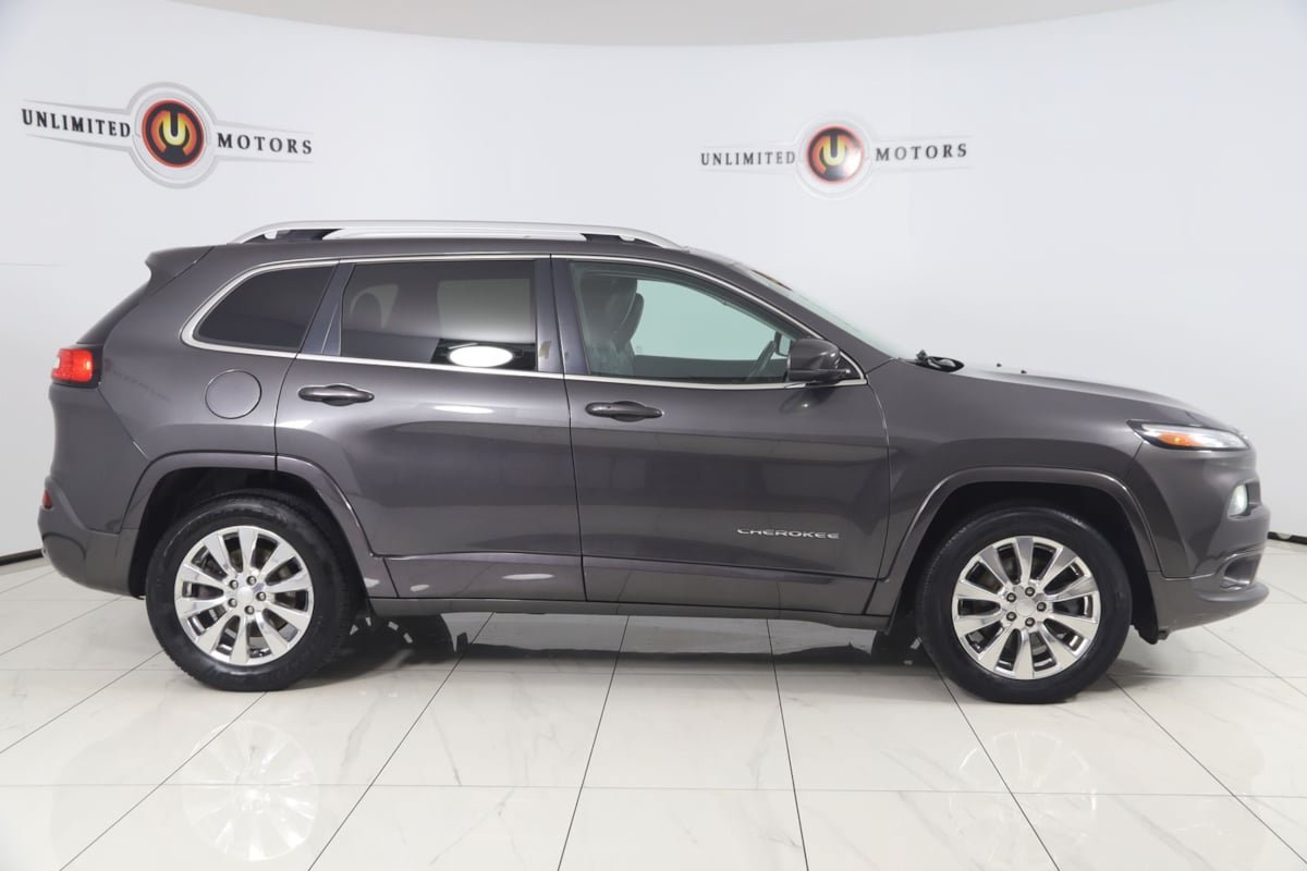 Used 2018 Jeep Cherokee Overland AWD/4WD image 2