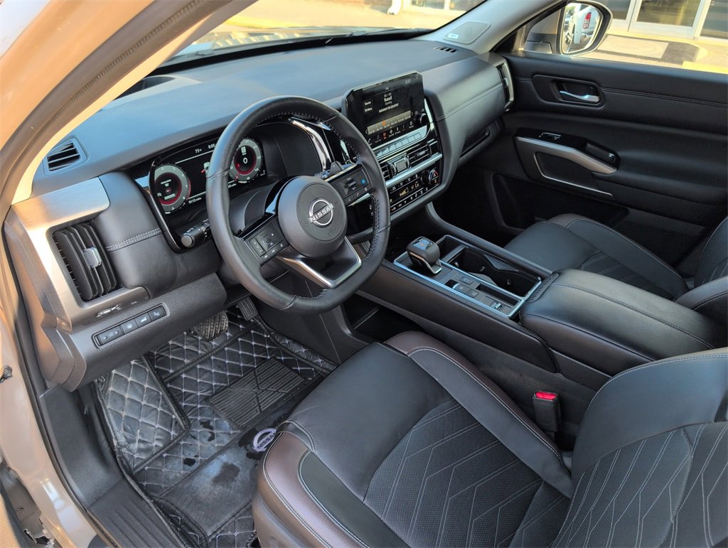 Used 2024 Nissan Pathfinder Platinum image 12