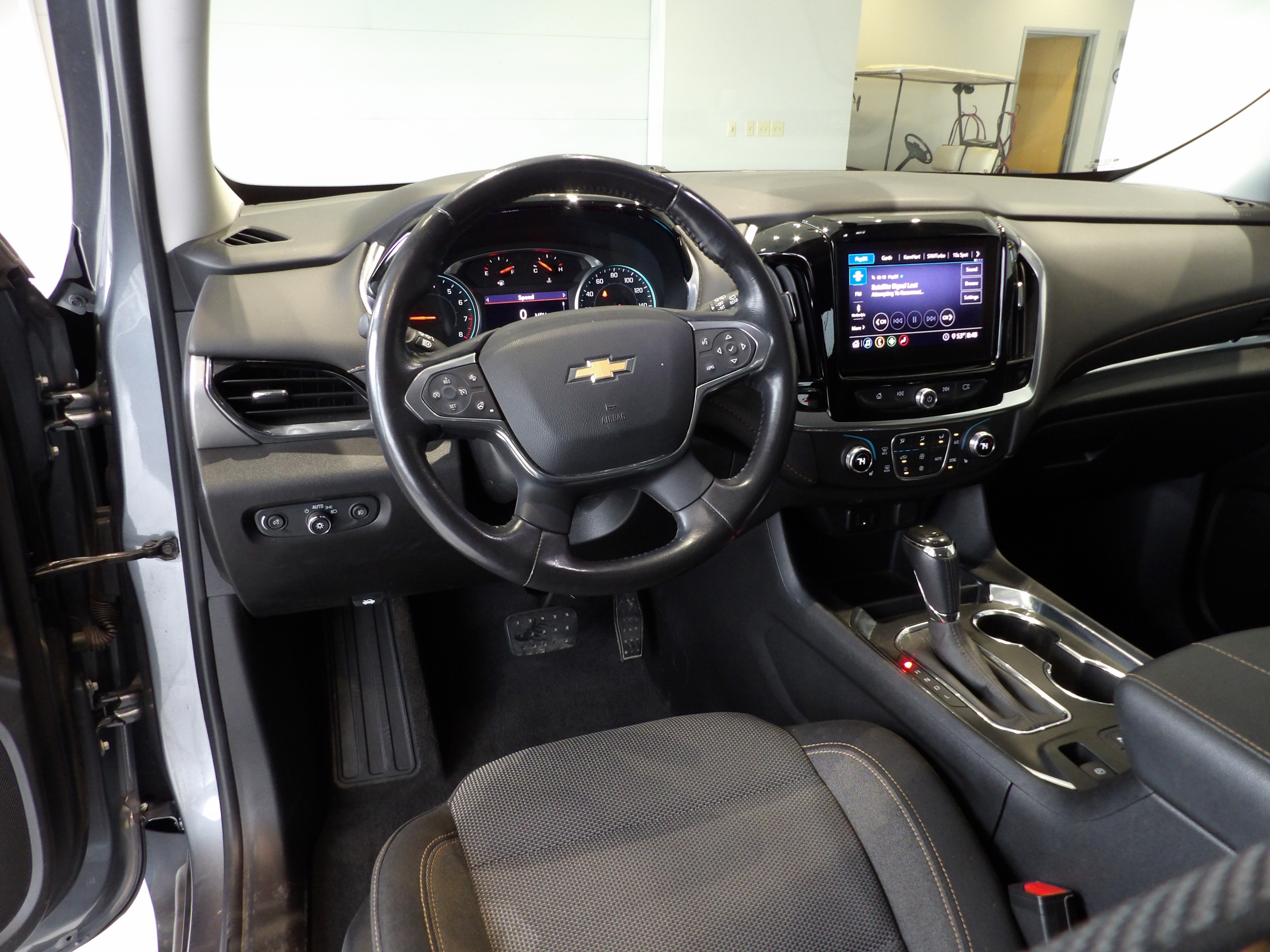 Used 2020 Chevrolet Traverse LT w/ Driver Confidence II Package image 17
