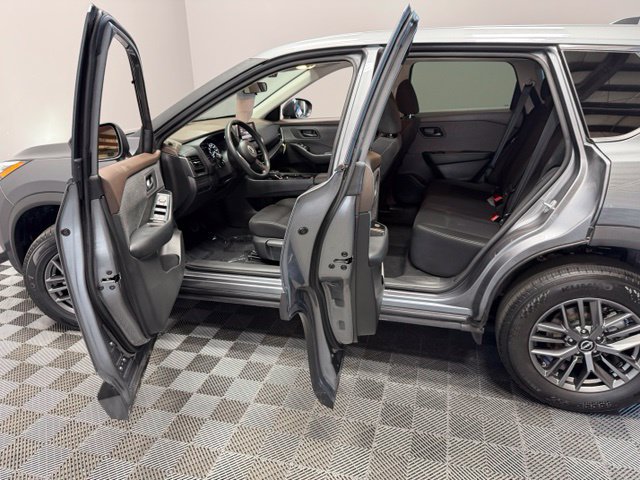 Used 2023 Nissan Rogue S AWD/4WD image 13