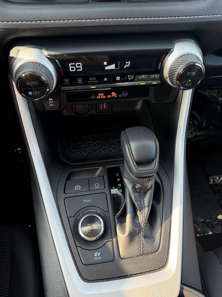 Used 2024 Toyota RAV4 LE AWD/4WD image 20