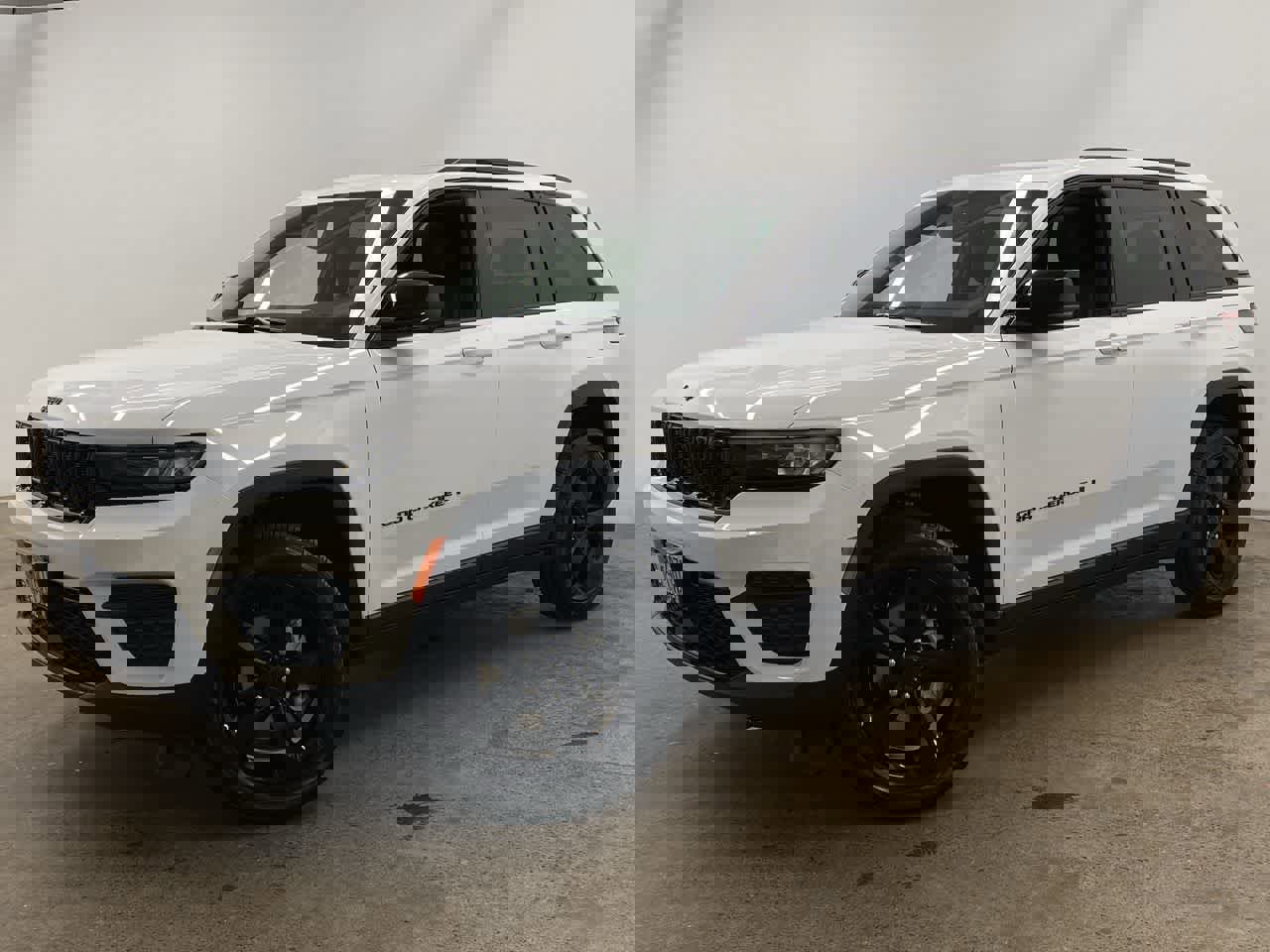 Used 2025 Jeep Grand Cherokee Altitude AWD/4WD image 1