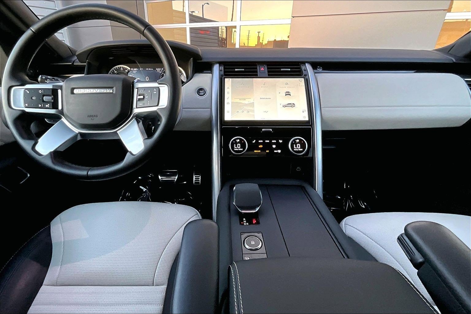 Used 2023 Land Rover Discovery S R-Dynamic image 14