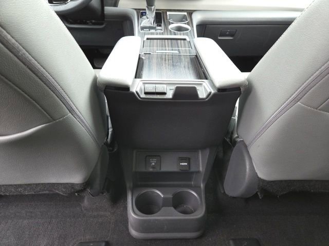 Used 2021 Toyota Sienna Limited image 27