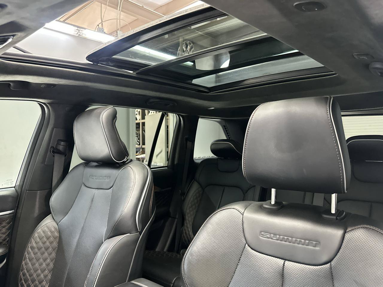 Used 2023 Jeep Grand Cherokee Summit AWD/4WD image 31