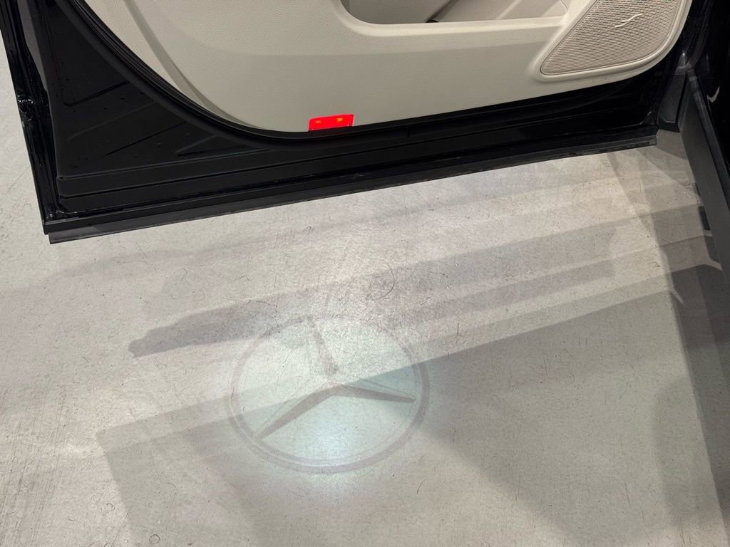 Used 2023 Mercedes-Benz EQB 300 4MATIC w/ Exclusive Package image 11