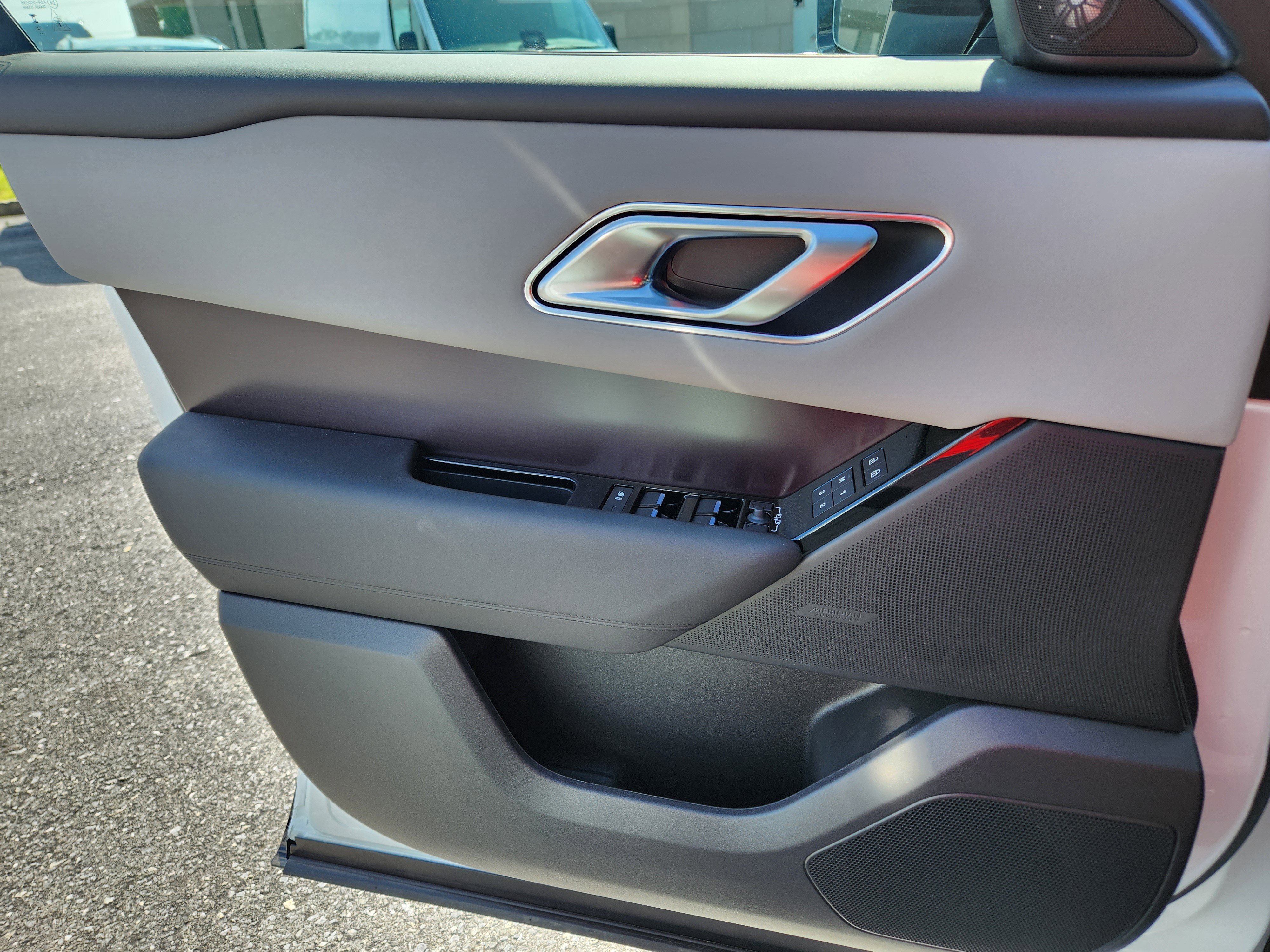 New 2026 Land Rover Range Rover Velar Dynamic SE image 16