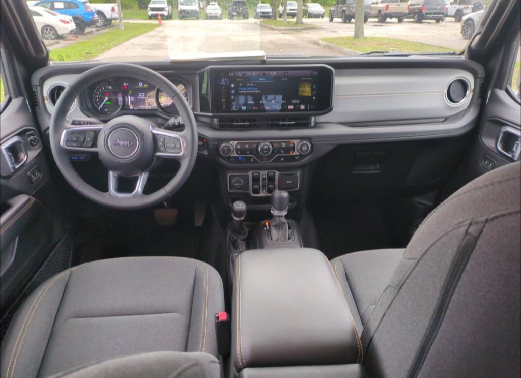 Used 2025 Jeep Wrangler Unlimited Sahara w/ Safety Group AWD/4WD image 16