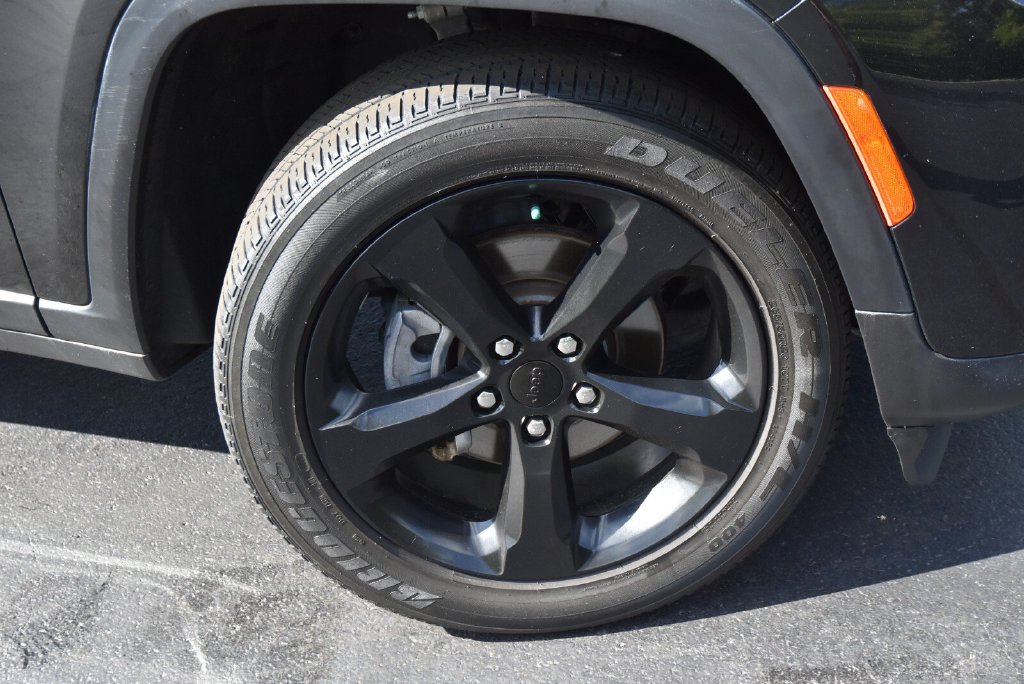 Used 2023 Jeep Grand Cherokee Altitude AWD/4WD image 4