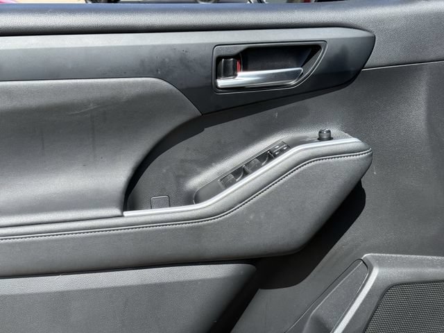 Used 2023 Toyota Highlander XLE FWD image 29