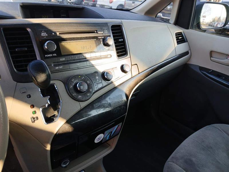 Used 2013 Toyota Sienna L image 12