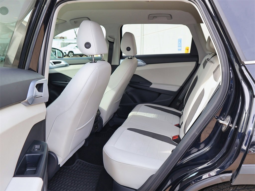 Certified 2025 Volkswagen Taos SE image 14
