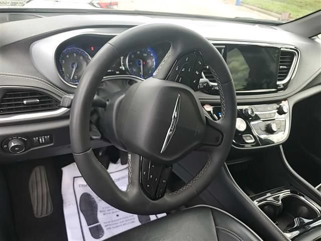 Used 2025 Chrysler Pacifica Limited FWD image 4