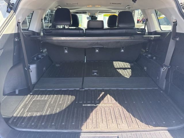 Used 2023 Toyota Highlander XLE AWD/4WD image 13