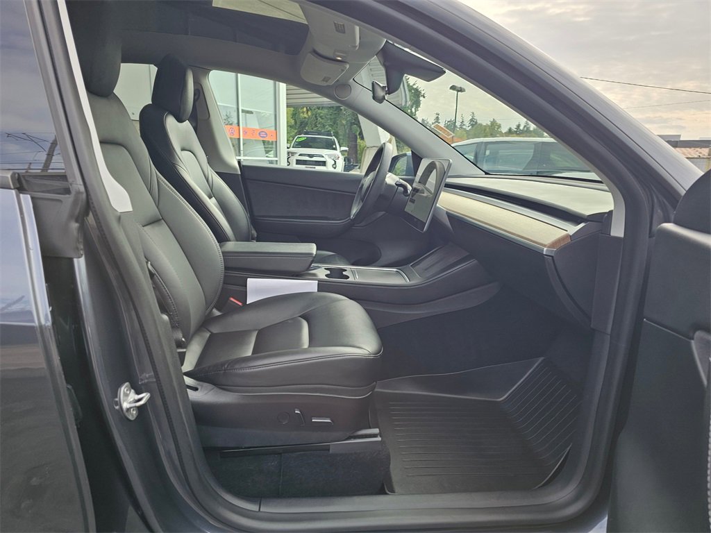 Used 2021 Tesla Model Y Long Range image 16