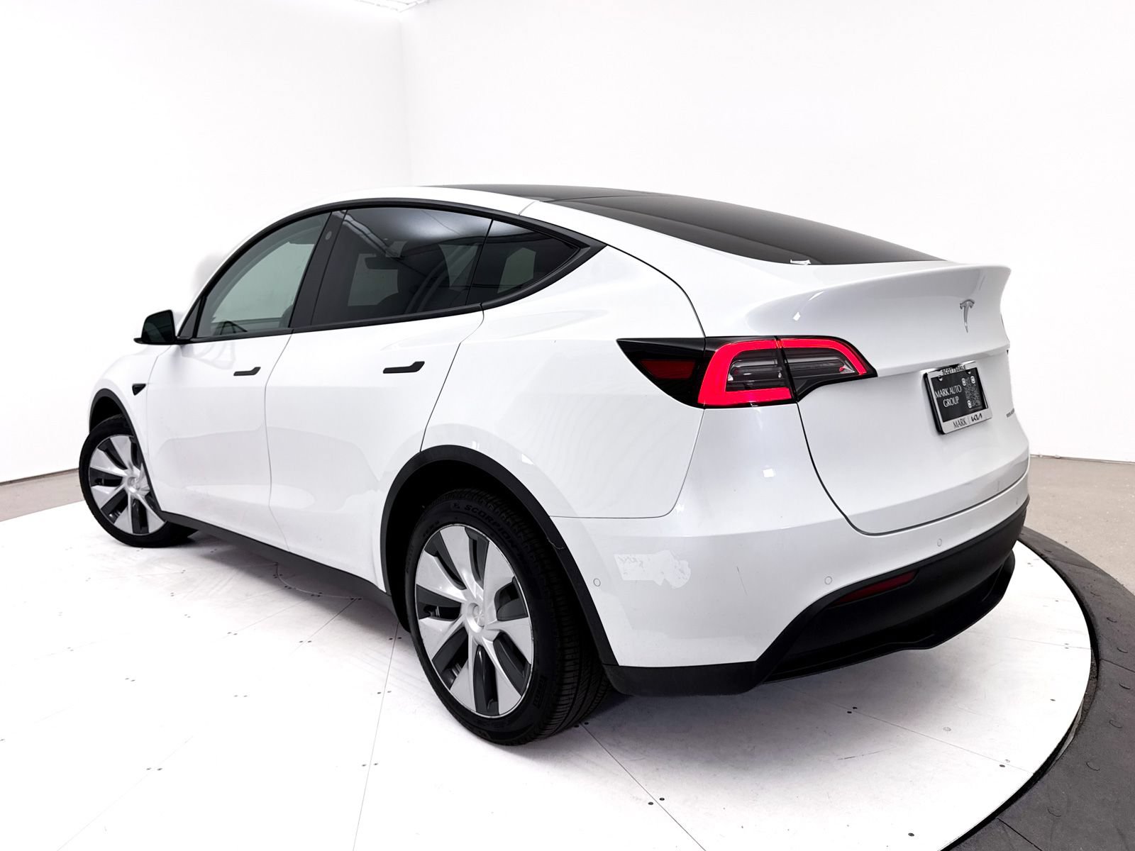 Used 2021 Tesla Model Y Long Range AWD/4WD image 2