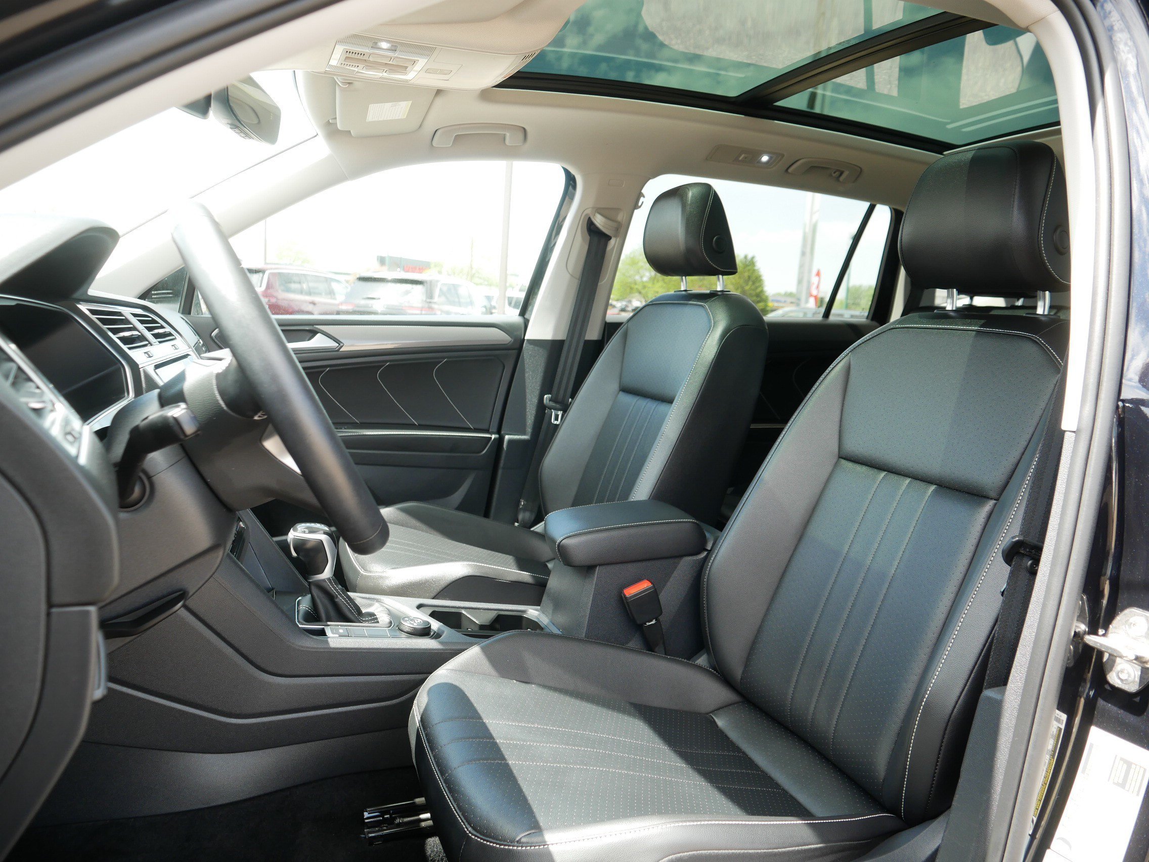 Used 2022 Volkswagen Tiguan SE w/ Panoramic Sunroof Package AWD/4WD image 32