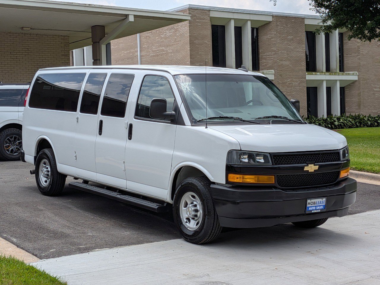 Used 2023 Chevrolet Express 3500 LS RWD image 3