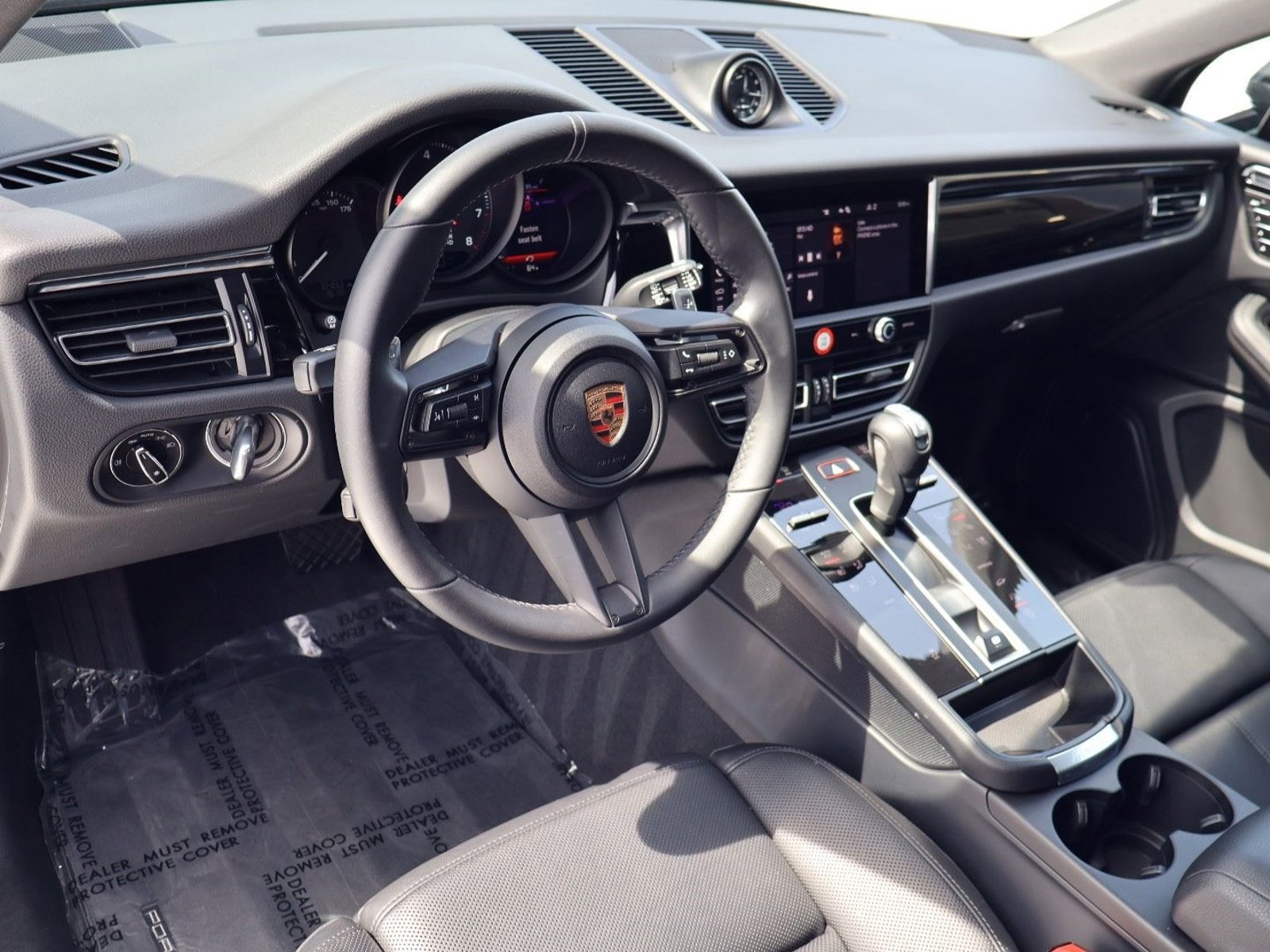 Certified 2025 Porsche Macan image 4