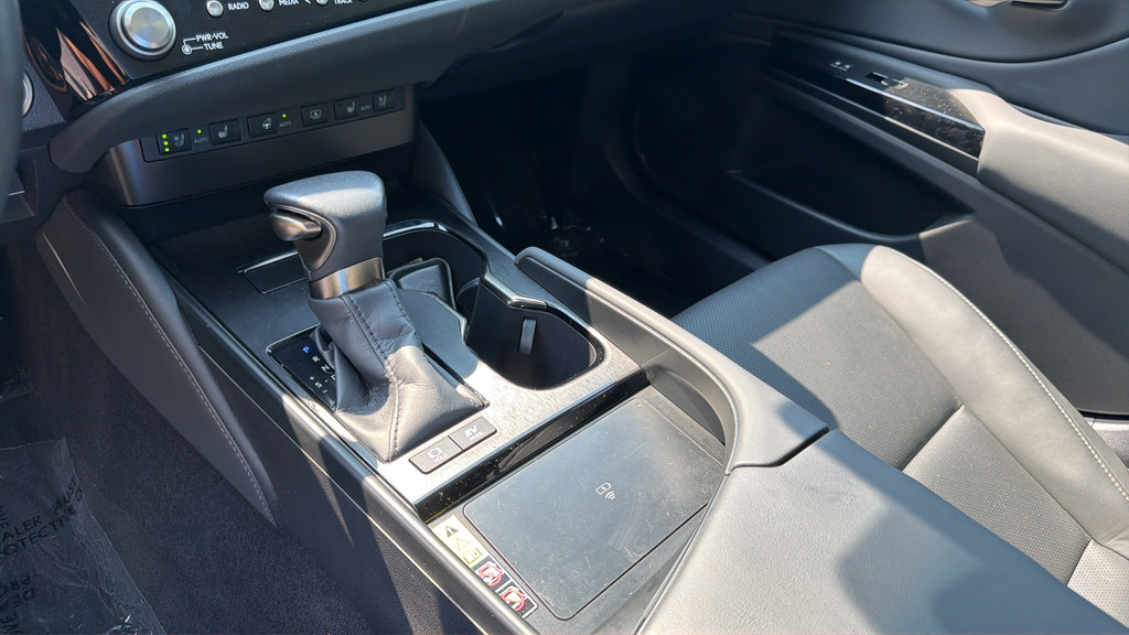 Used 2024 Lexus ES 300h w/ Premium Package FWD image 32