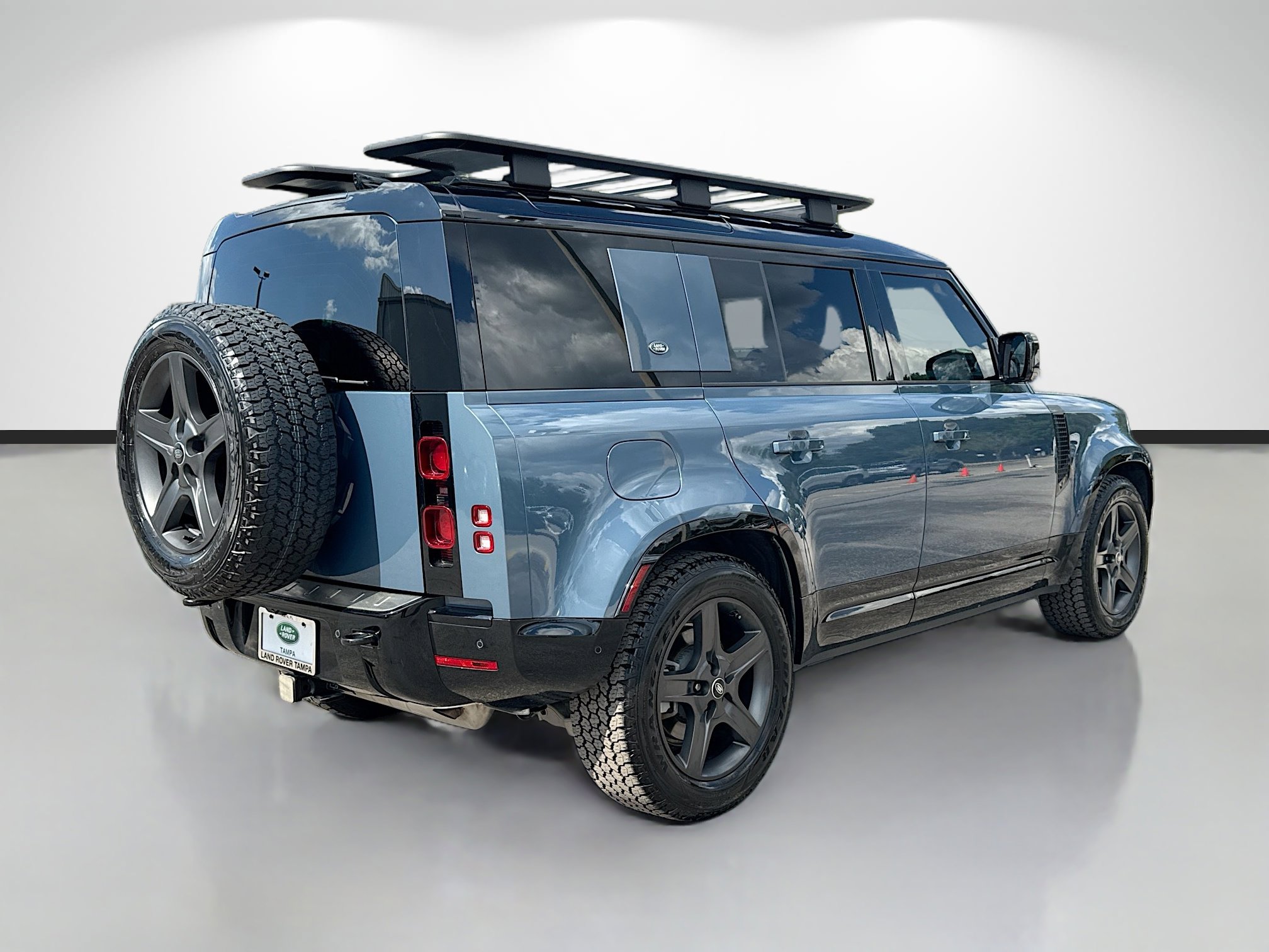 Used 2024 Land Rover Defender 110 X-Dynamic SE AWD/4WD image 5