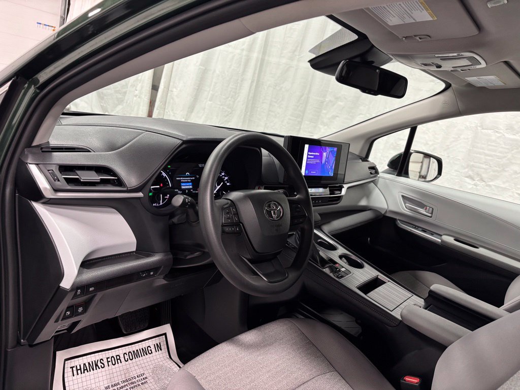 Used 2026 Toyota Sienna LE FWD image 15