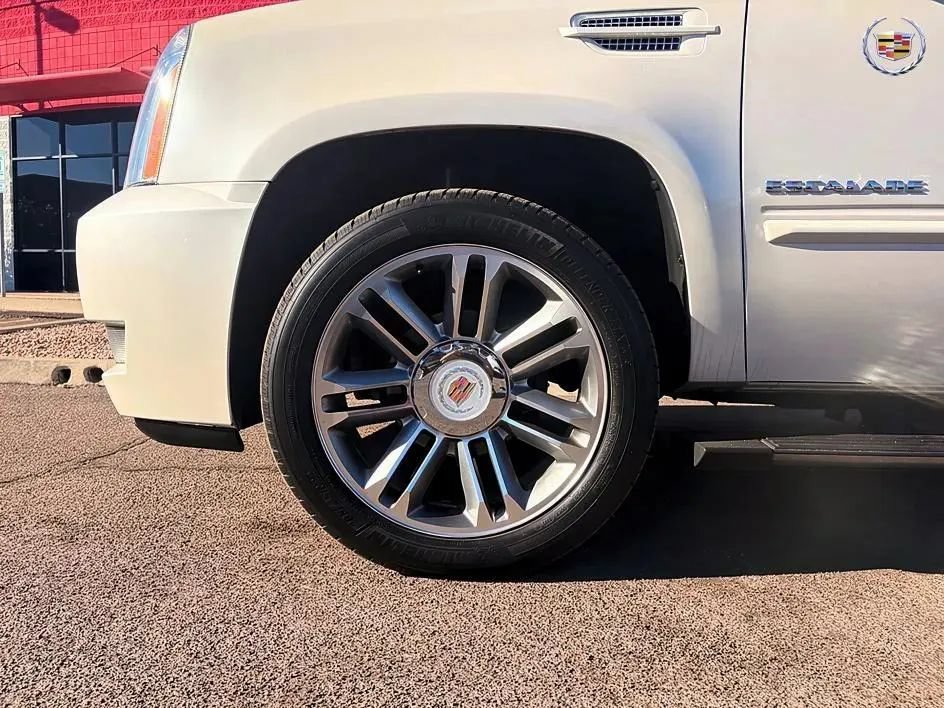 Used 2013 Cadillac Escalade Premium RWD image 19