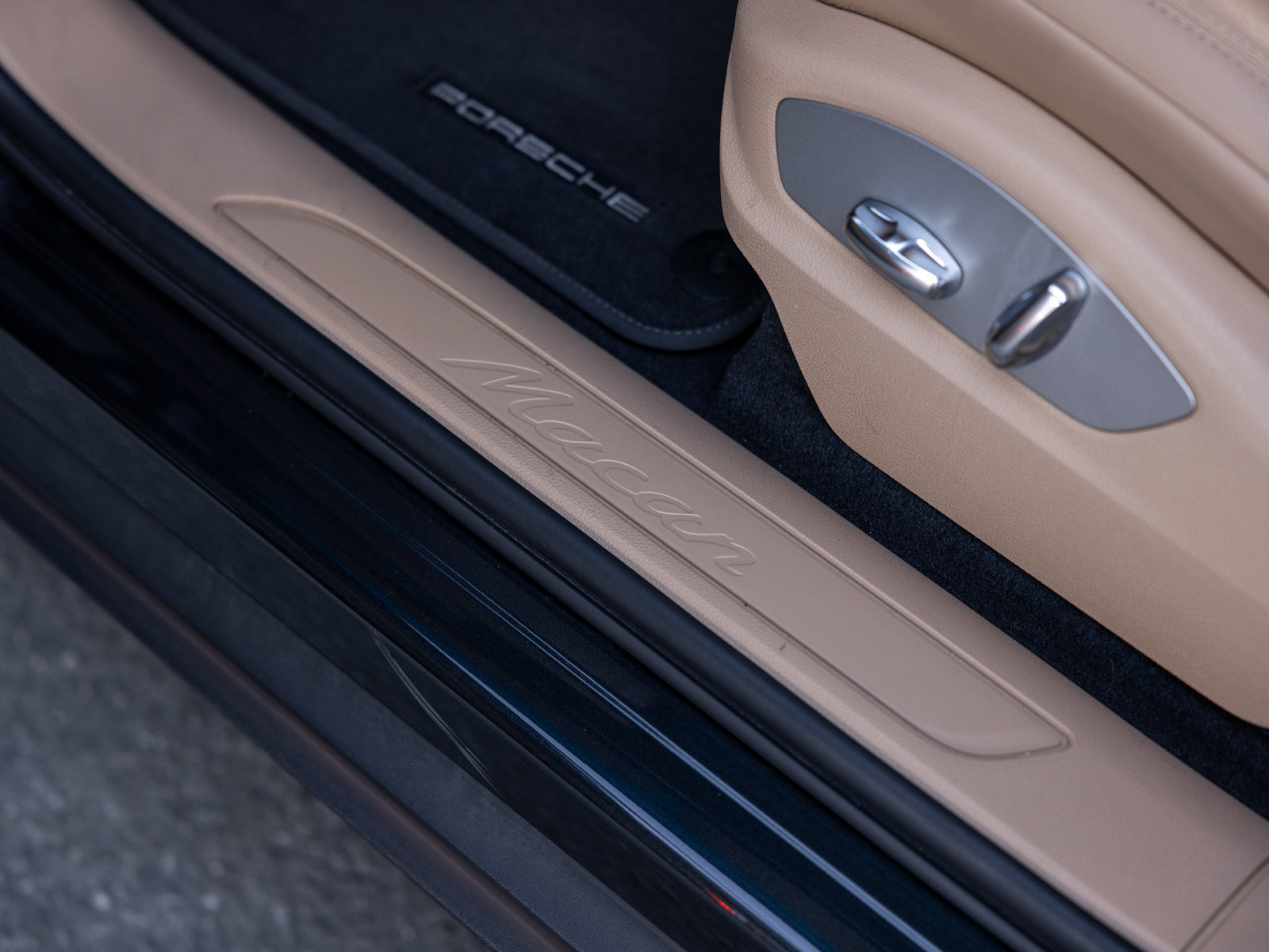Certified 2023 Porsche Macan AWD/4WD image 27