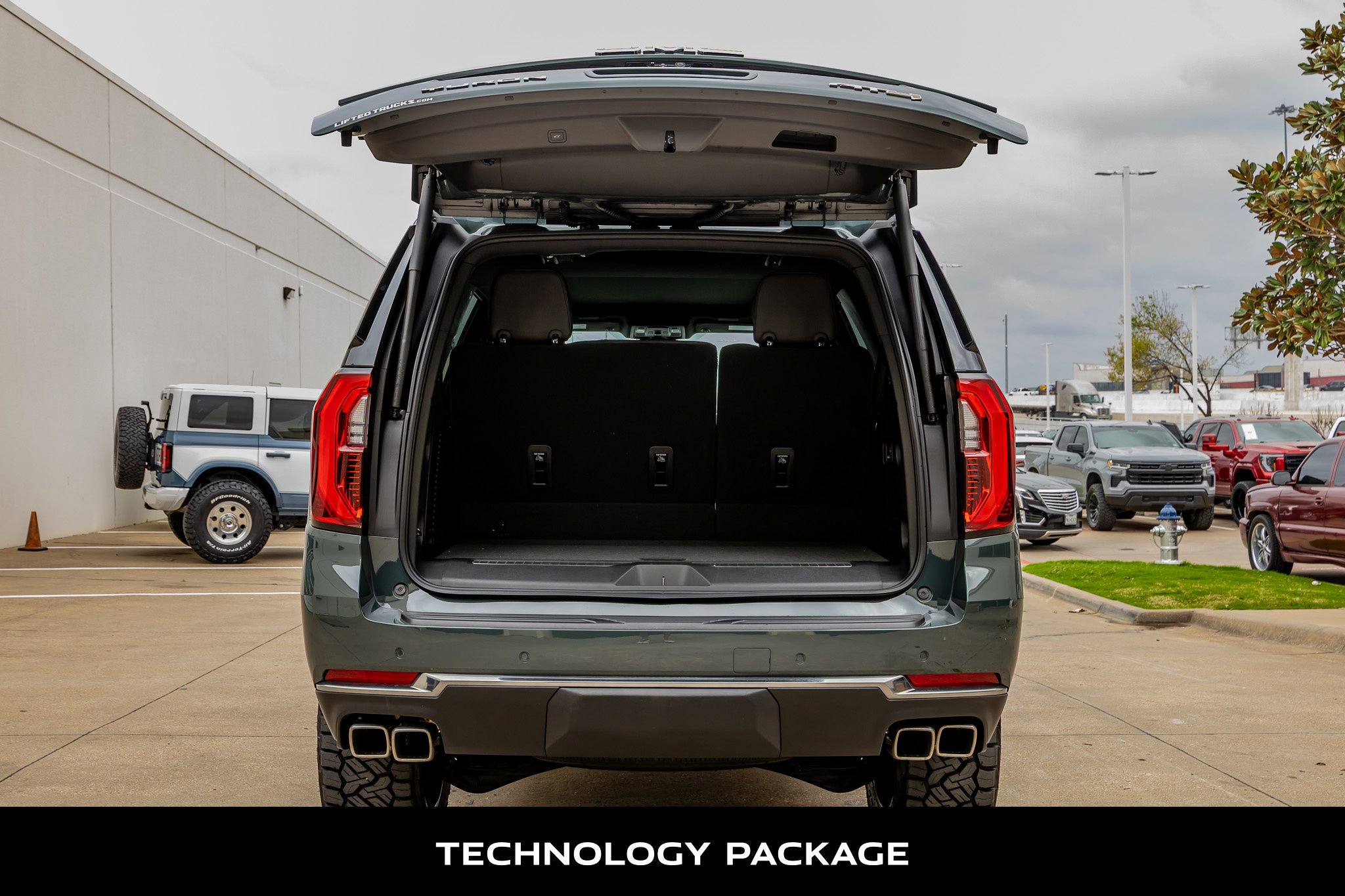 Used 2025 GMC Yukon AT4 w/ AT4 Premium Plus Package image 9