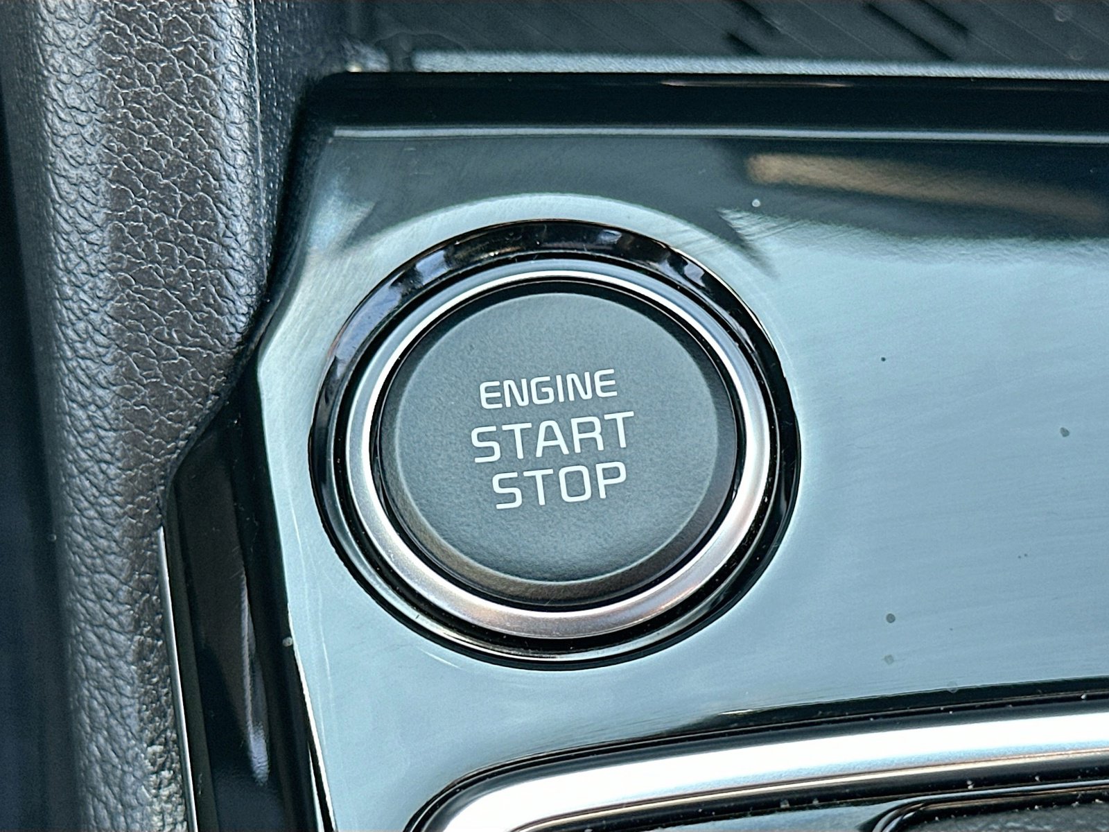 Used 2025 Kia Sportage EX image 8