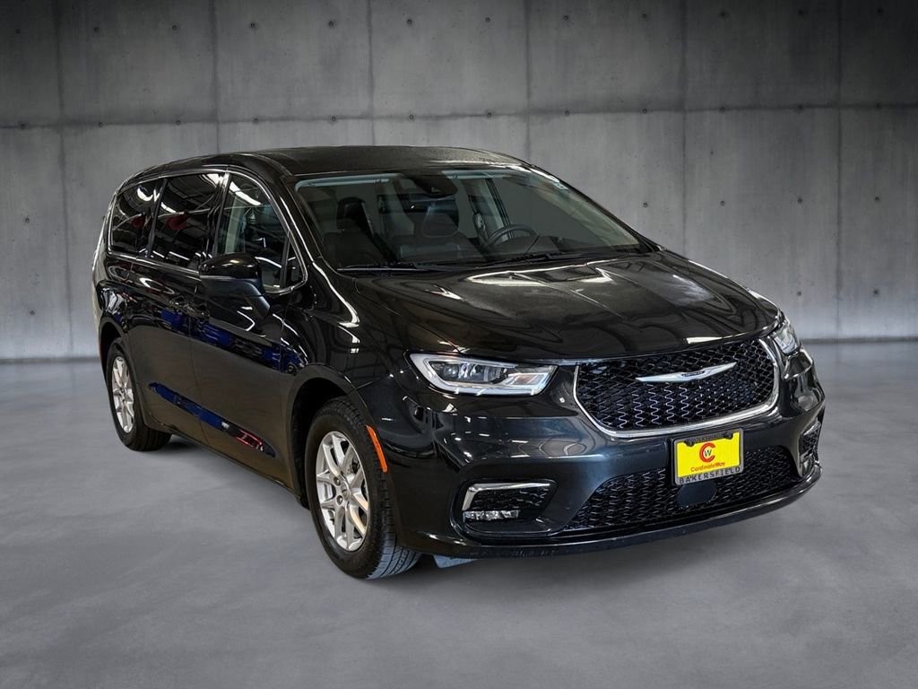 Used 2023 Chrysler Pacifica Touring-L image 7