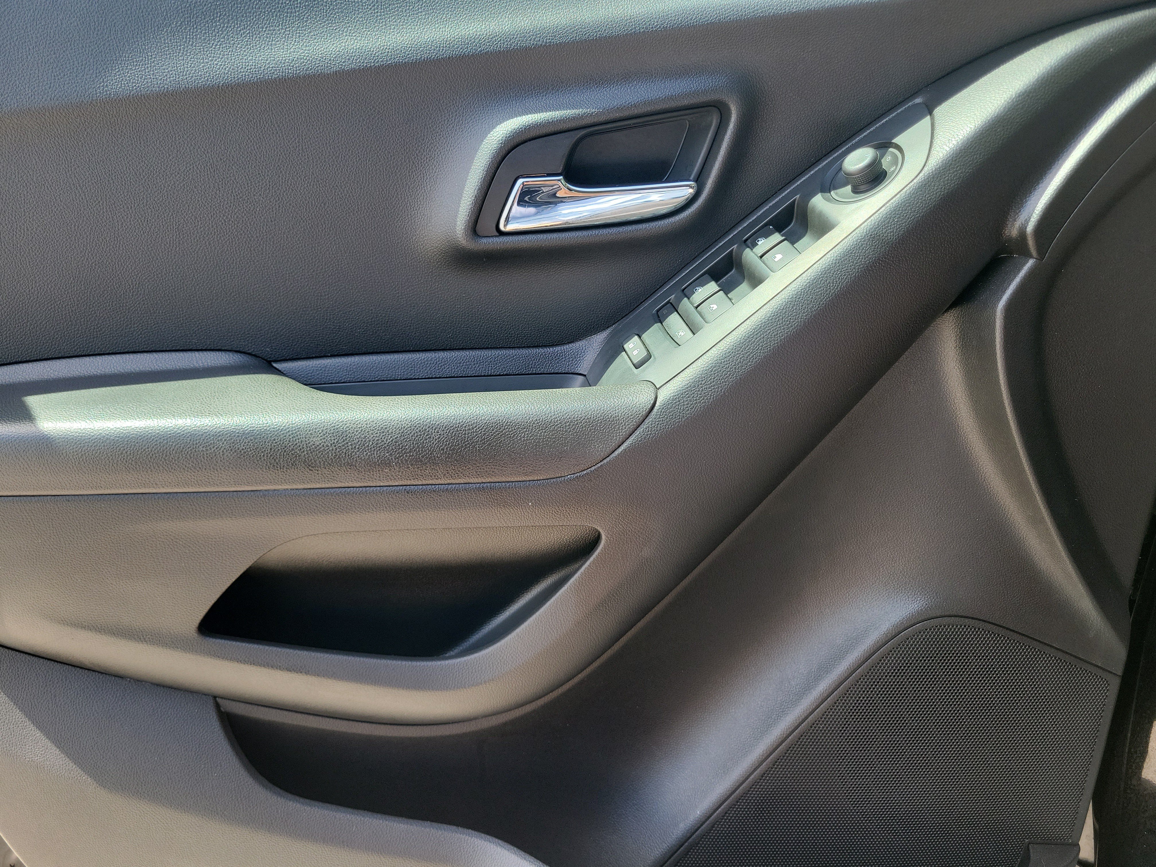 Used 2020 Chevrolet Trax LS FWD image 32