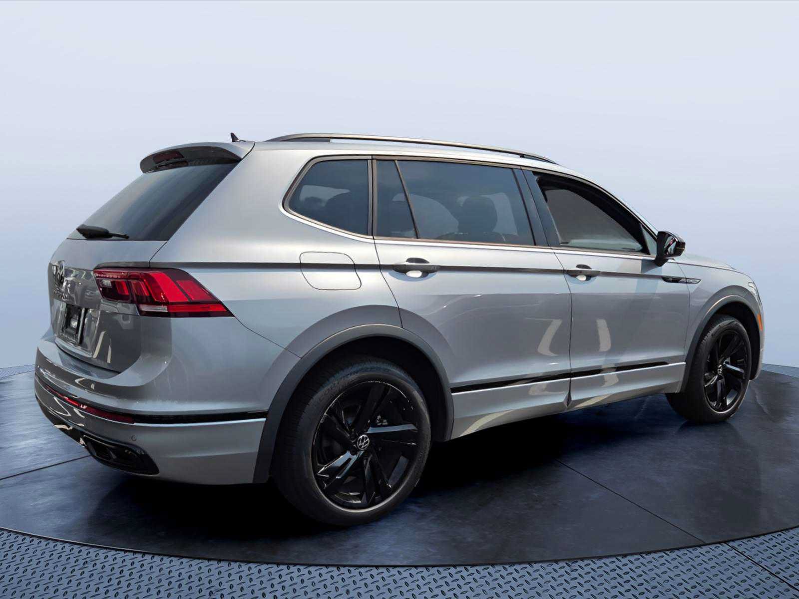 Used 2024 Volkswagen Tiguan SE R-Line FWD image 6