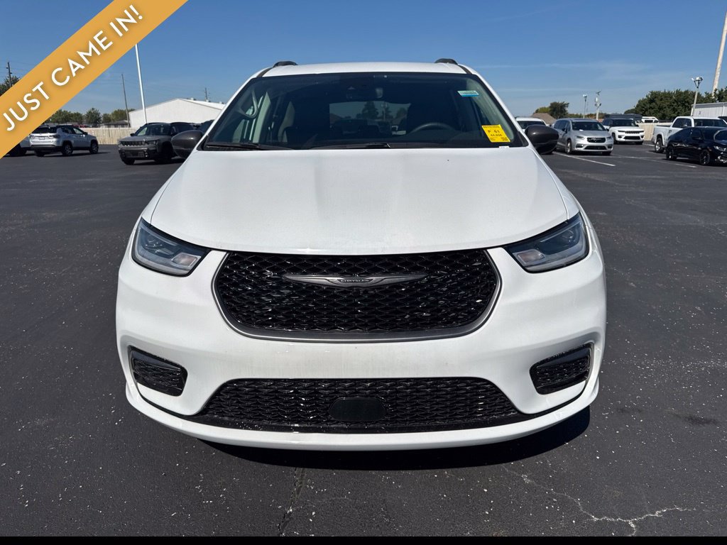 Used 2024 Chrysler Pacifica Touring-L w/ Uconnect Theater Family Group FWD image 2