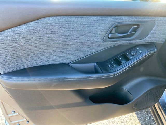 Used 2022 Nissan Rogue S image 15