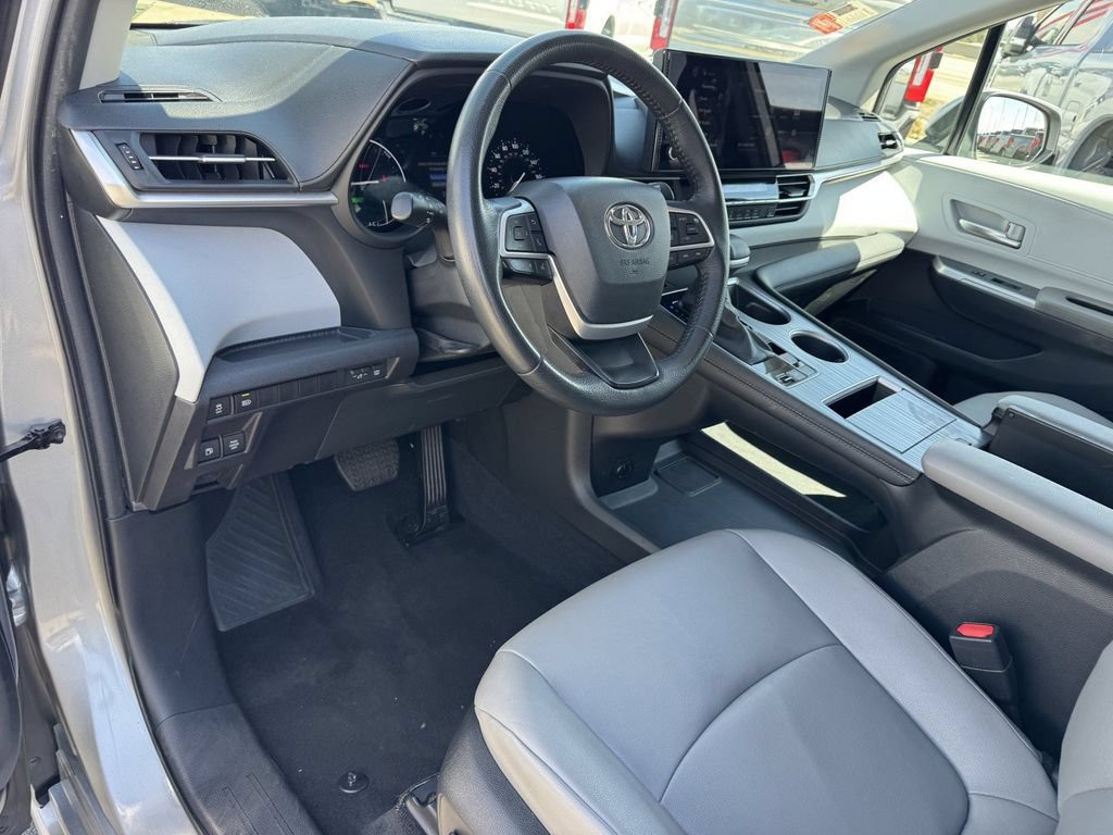 Used 2025 Toyota Sienna XLE FWD image 15