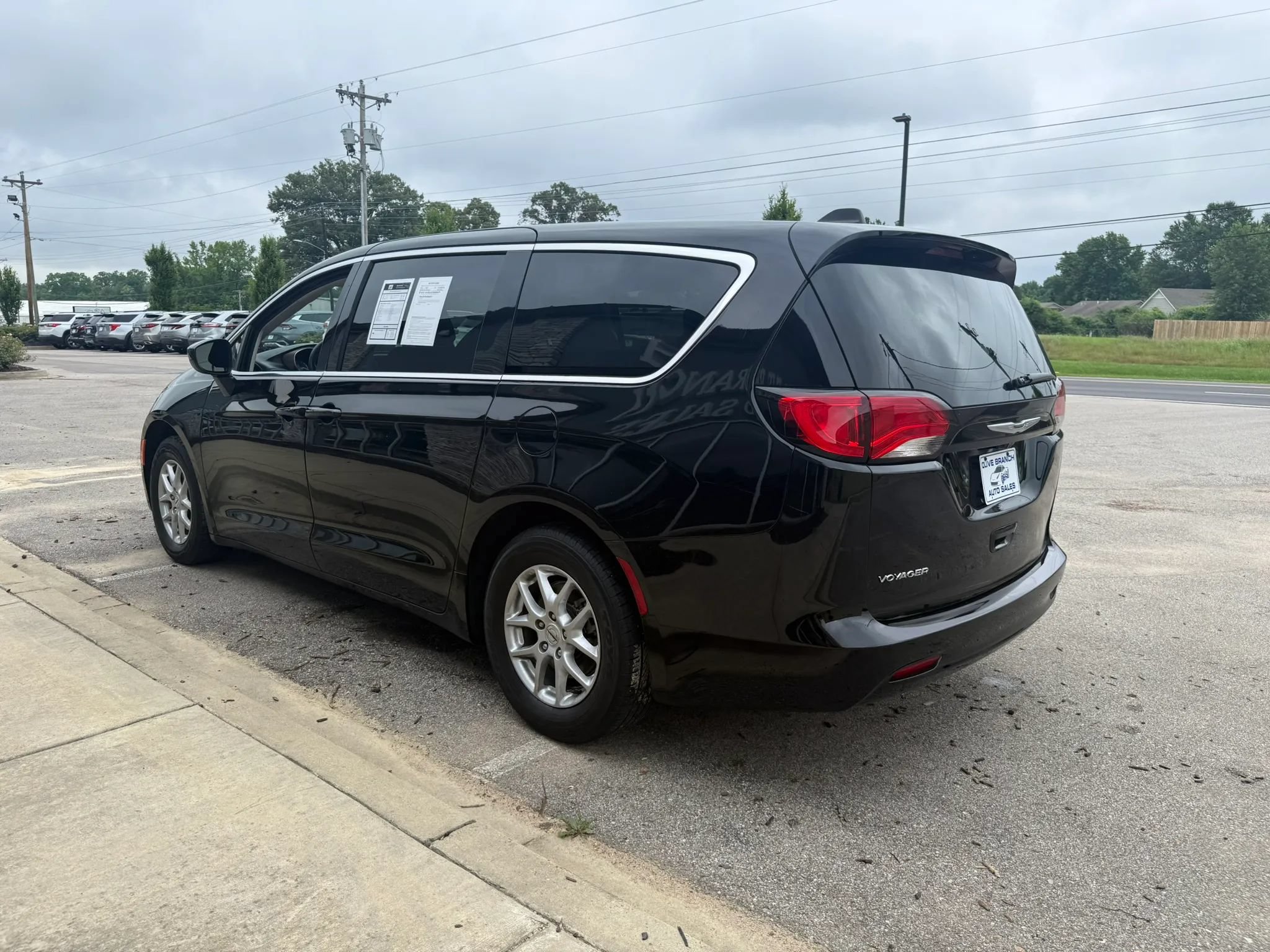 Used 2024 Chrysler Voyager LX FWD image 5