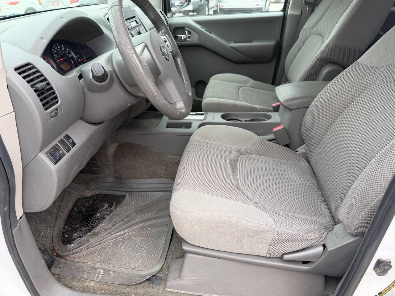 Used 2010 Nissan Frontier SE image 14