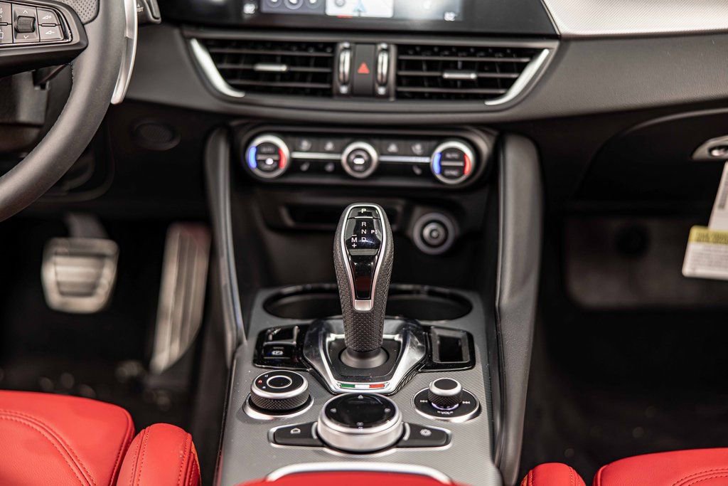 New 2025 Alfa Romeo Giulia AWD w/ Driving Assist Package image 38