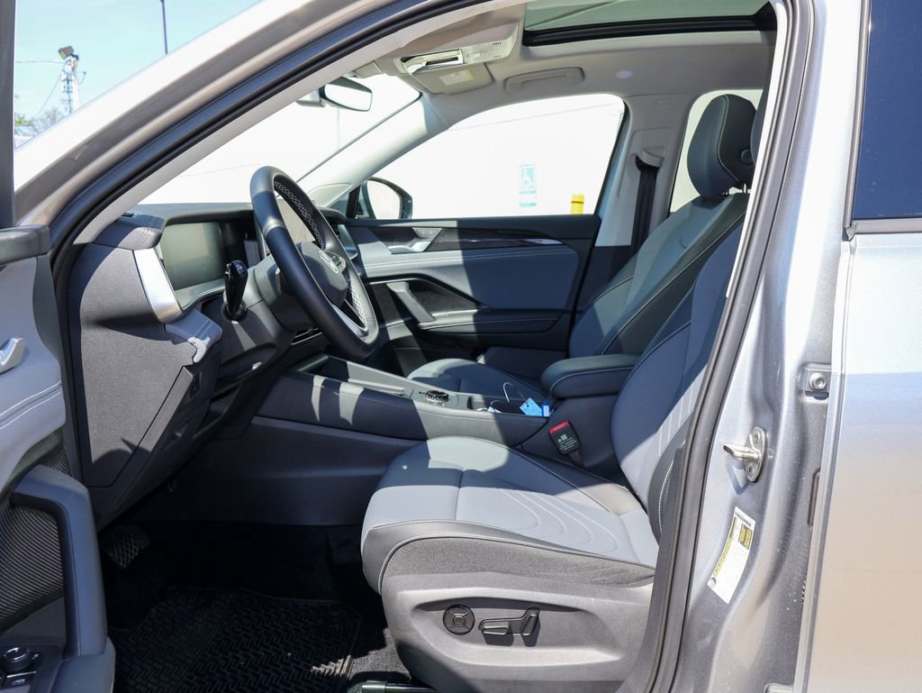 Used 2025 Volkswagen Tiguan SE image 12