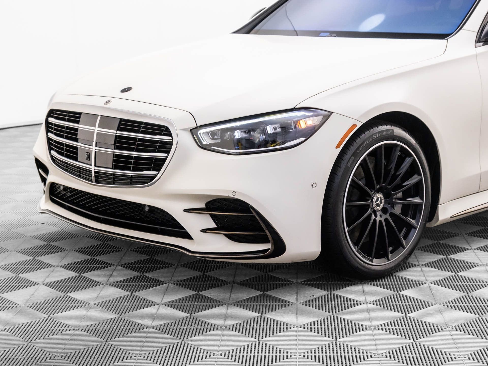 Used 2023 Mercedes-Benz S 500 4MATIC w/ AMG Line image 34