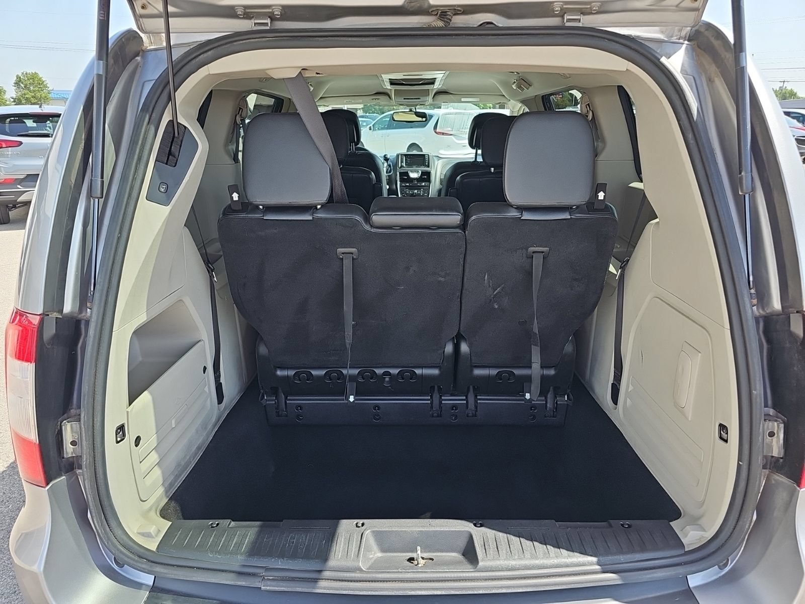 Used 2014 Chrysler Town & Country Touring FWD image 20