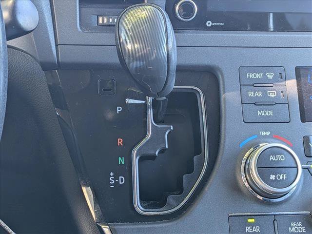 Used 2018 Toyota Sienna SE w/ Carpet Mat Package FWD image 12