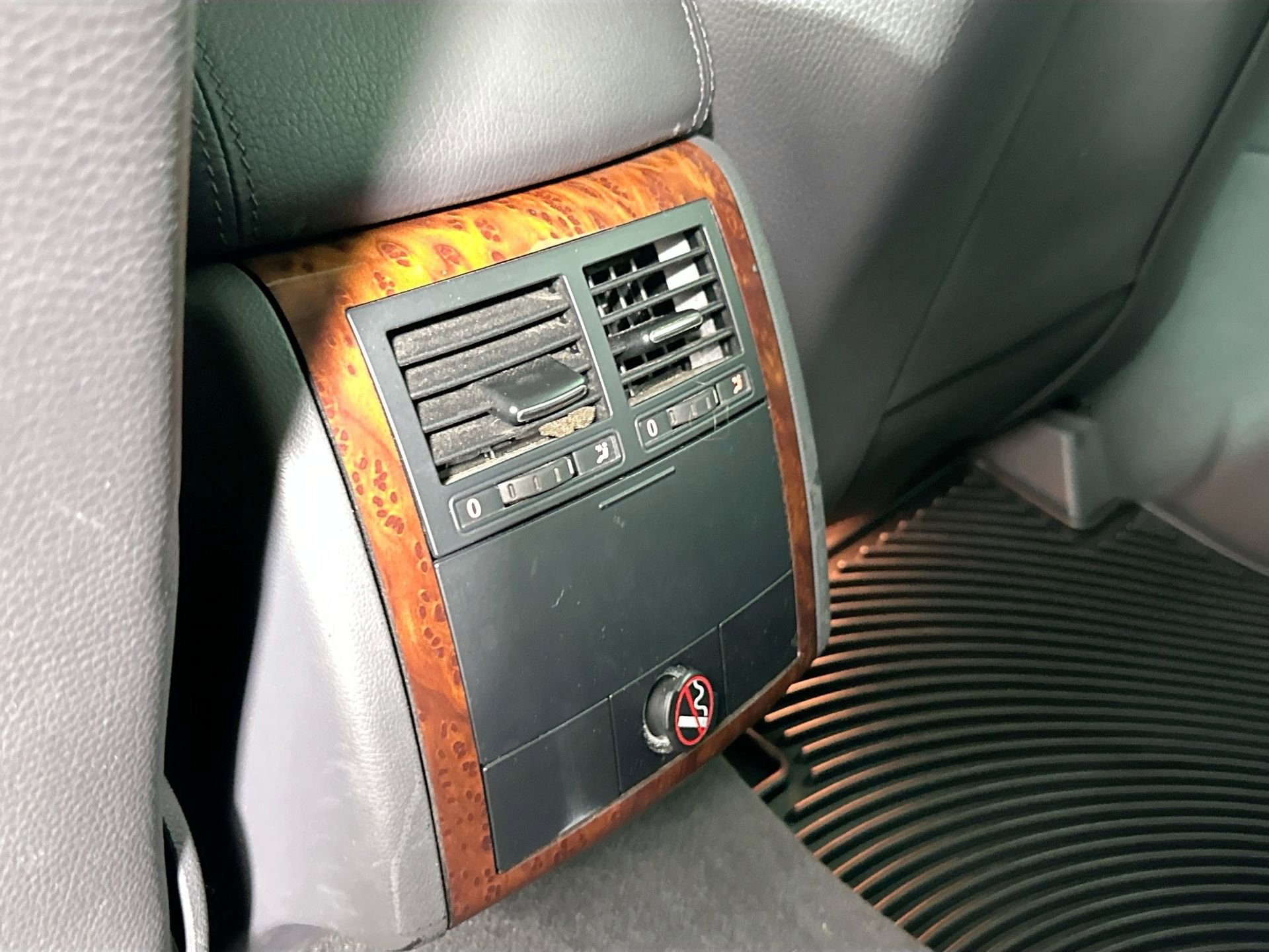 Used 2010 Volkswagen Touareg VR6 image 23