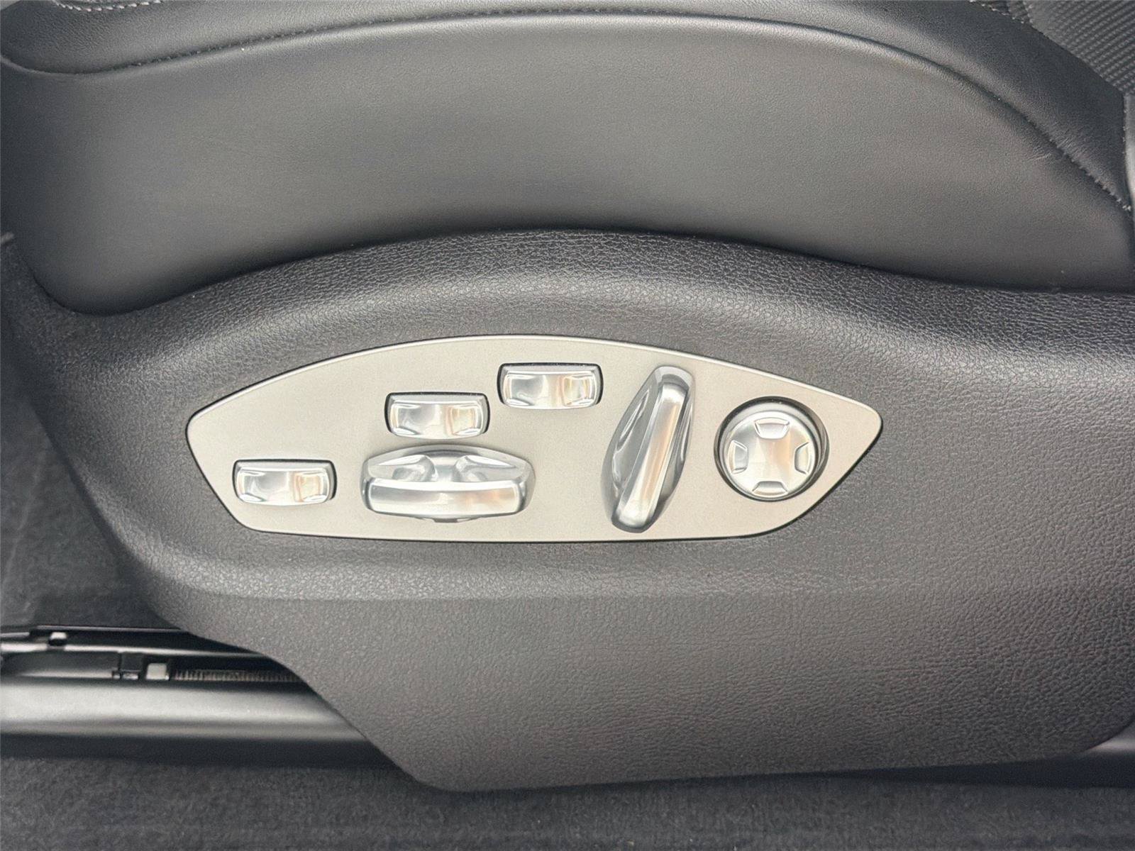 Certified 2025 Porsche Macan S AWD/4WD image 32