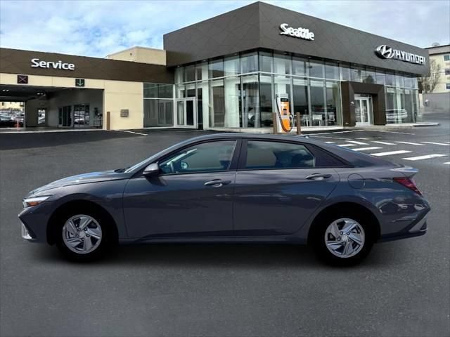 New 2026 Hyundai Elantra SE FWD image 3