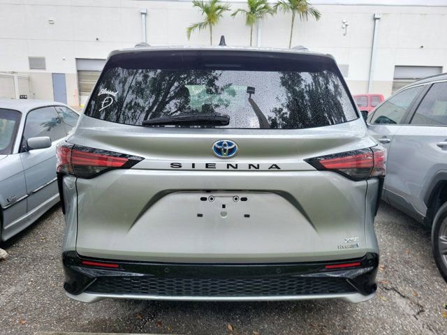 Used 2024 Toyota Sienna XSE FWD image 5