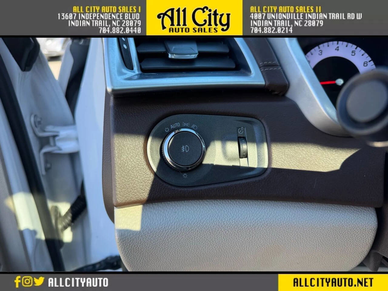 Used 2010 Cadillac SRX Premium image 23