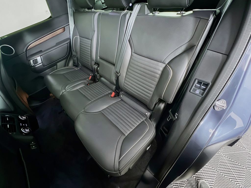 Used 2024 Land Rover Discovery Dynamic SE image 26